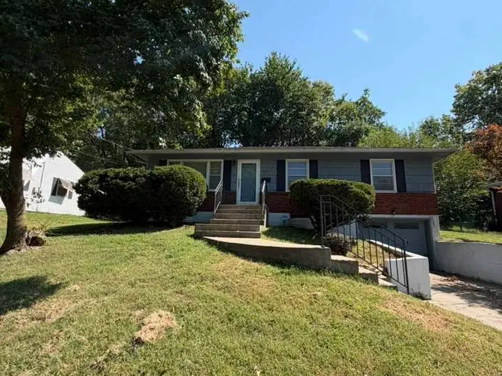 413 Maple St, Liberty, MO 64068