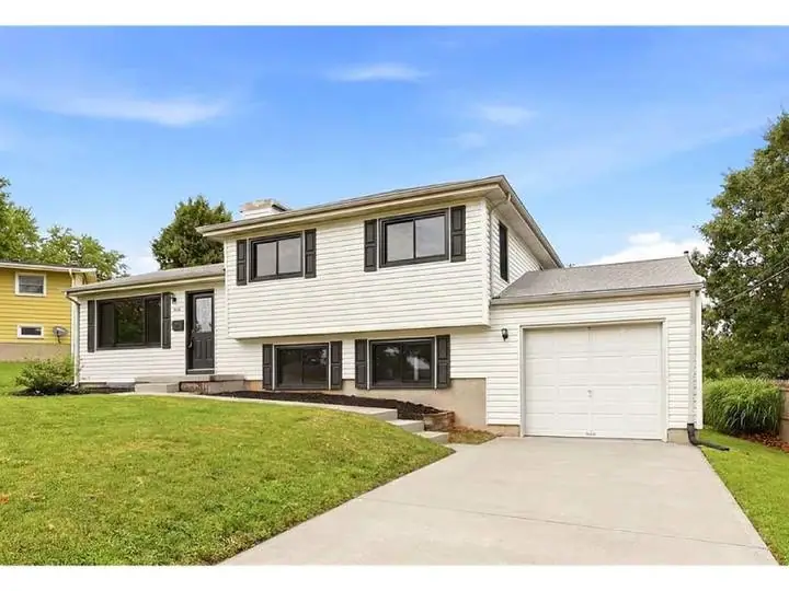 1702 NE Shady Lane Dr, Kansas City, MO 64118