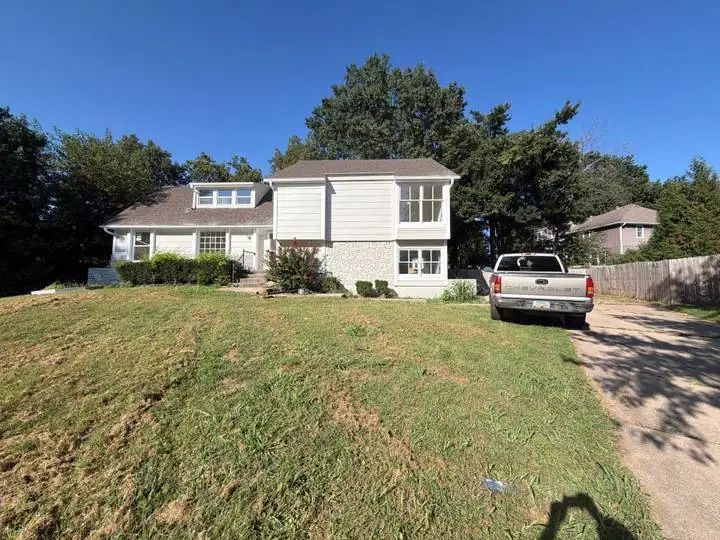 1404 SW 23rd St Blue Springs, MO 64015
