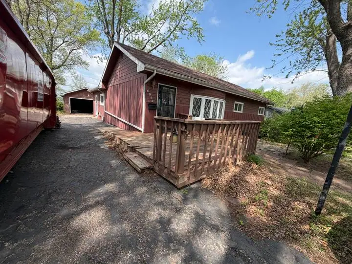 6912 N Harrison St, Gladstone, MO 64118