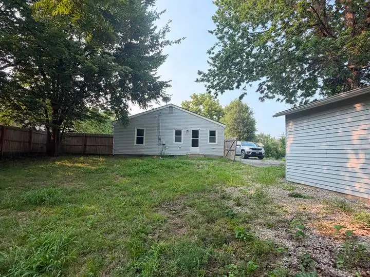 120 E 6th St, Tonganoxie, KS 66086
