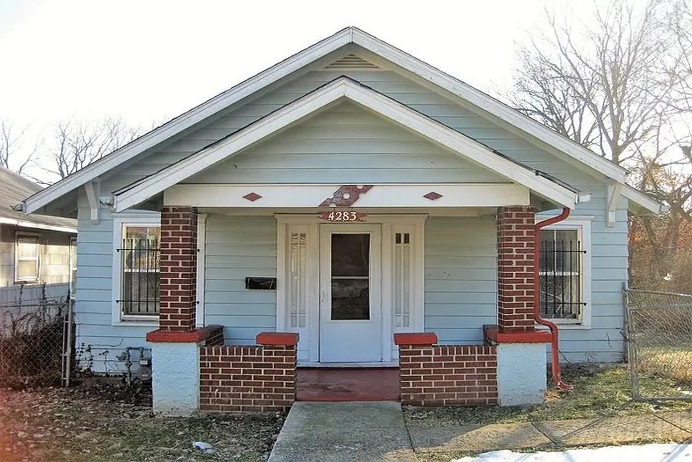 Un bungalow estilo craftsman en Kansas City con pórtico de ladrillo