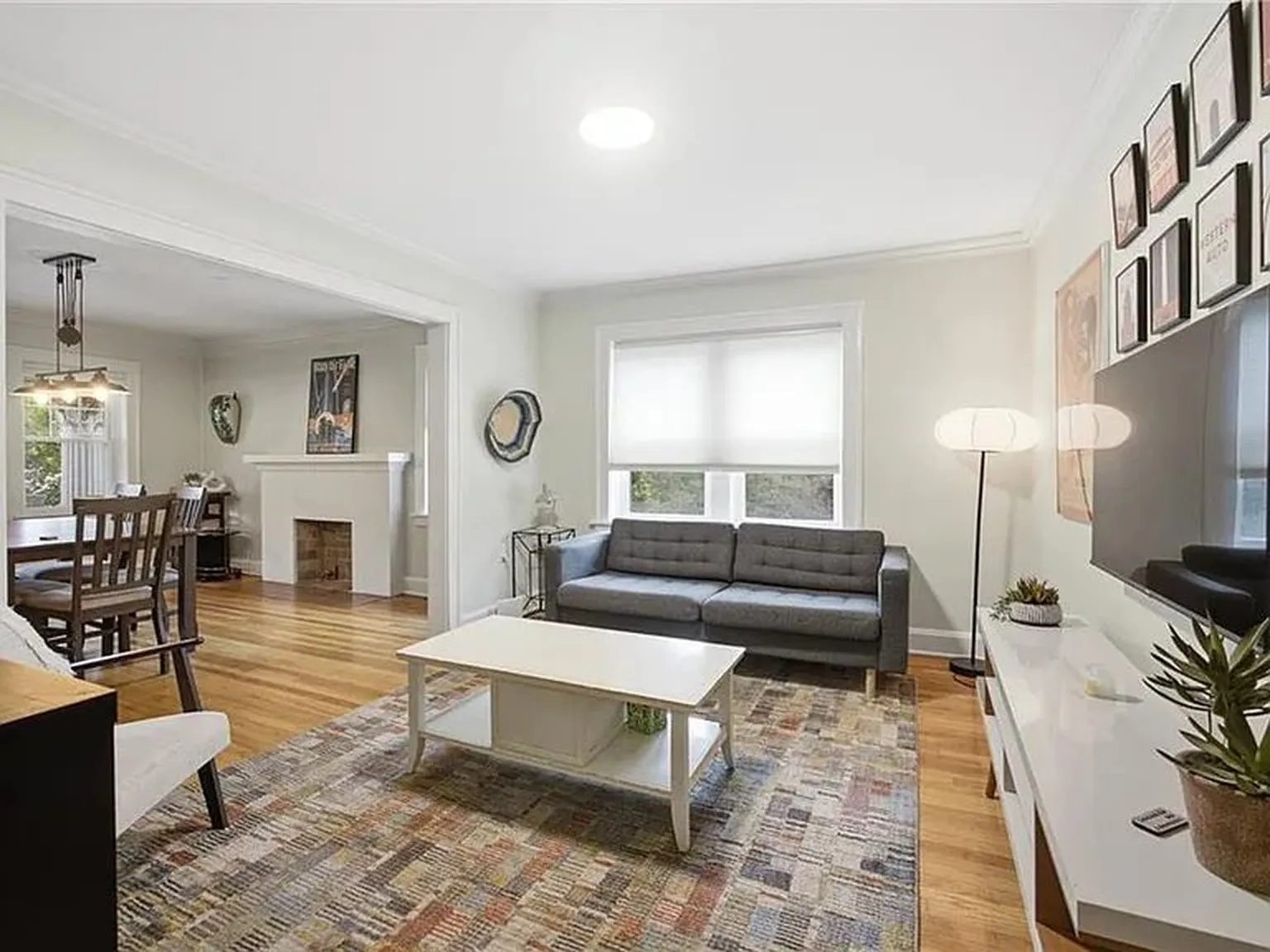 Una sala y comedor luminosos y amueblados en una casa de Kansas City